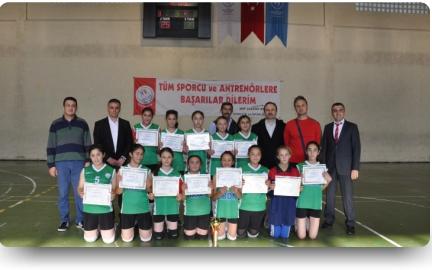 Okulumuz ilçemizde 11.12.2014 tarihinde ortaokullar arası düzenlenen Yıldız Kızlar Voleybol Turnuvasında birinciliği elde etti.