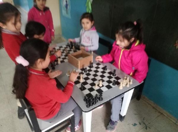 Öğrencilerimiz boş zamanlarında Satranç oynuyorlar